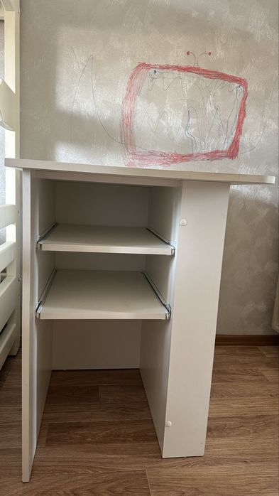 Стол письменный компактный