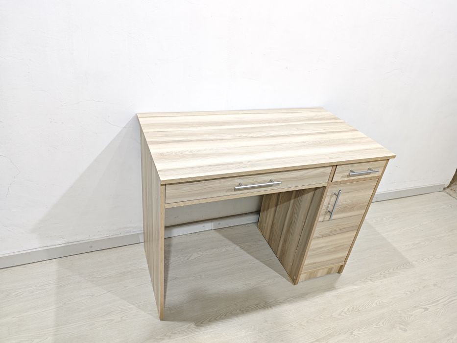 Письменные столы  для школьников и взрослых.