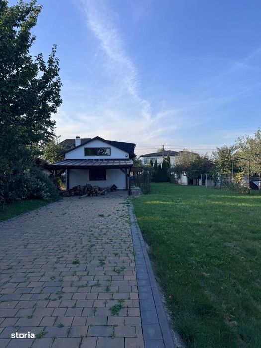 Casa individuala cu garaj si foisor, centru- Horodnic de Sus