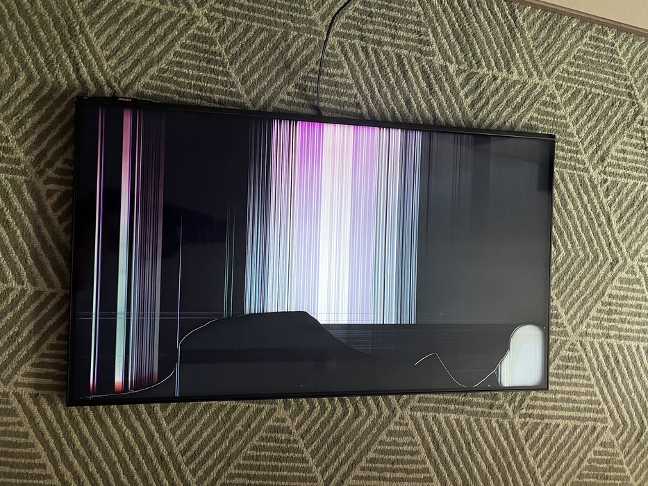 Samsung  Smart TV 4K 108cm - Pentru piese / Display defect