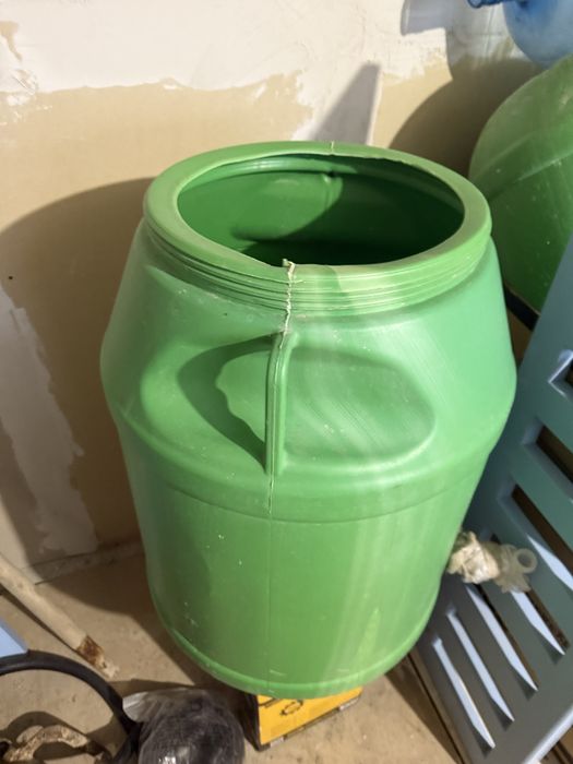 Продам емкости для воды 120-130  литров чистые для питьевой воды