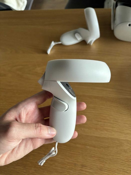 Oculus Meta Quest 2 64GB cu 2 controllere