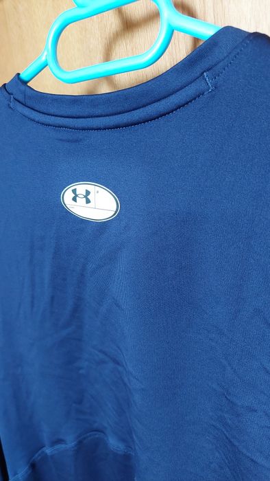 Vând bluza sport Under Armour