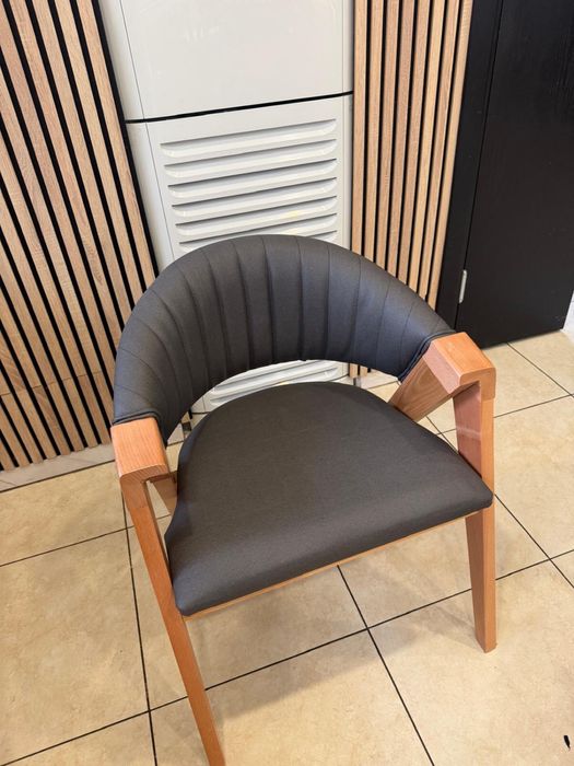 Луксозен трапезен стол от масив – модерен дизайн и комфорт