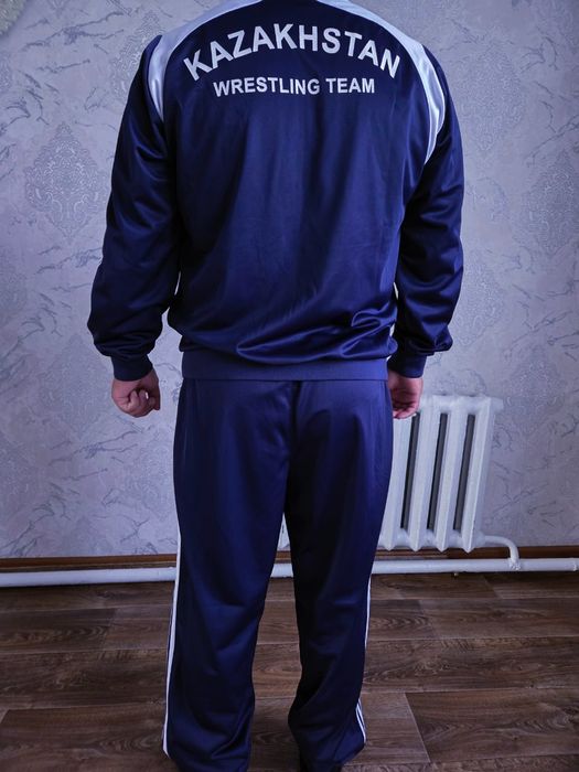 Продам спортивныи кастюм.