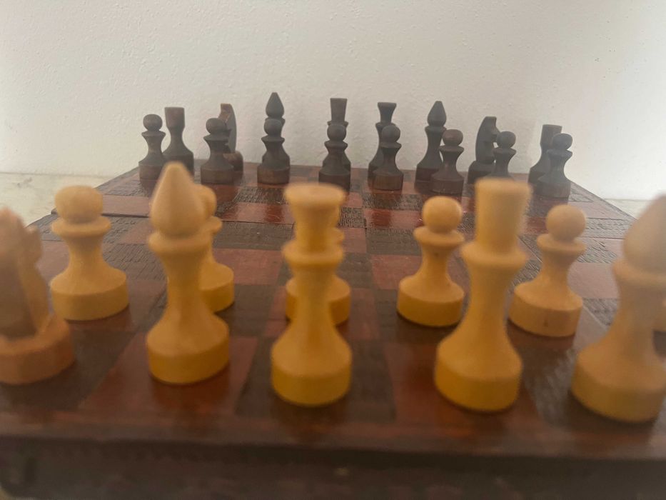Шах с дървени фигури