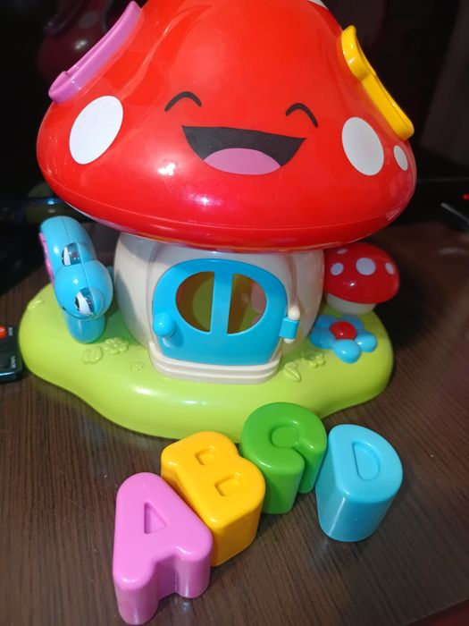 Ciupercă cu forme geometrice și melodii și ponei cu microfon și sunete