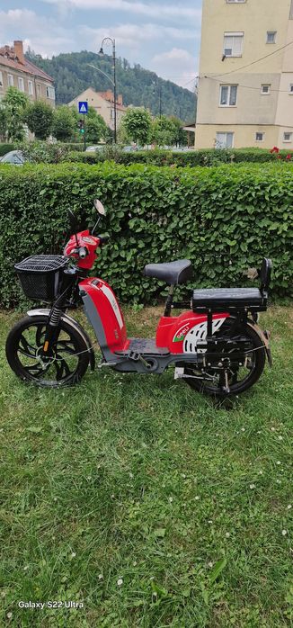 Vand scuter electric aproape nou.Scuterul a fost folosit de maxim 5 or