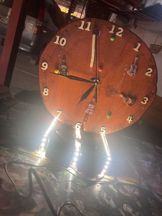 Ceas artizanal din lemn de buștean cu LED-uri și miniaturi chitară – Piesă
