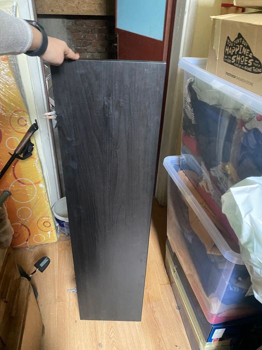 черен рафт с метални държачи