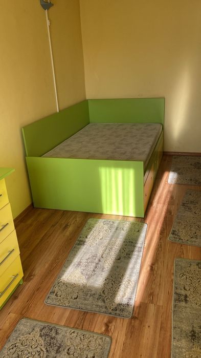 Dormitor copii, pat cu saltea, birou, dulap si etajera