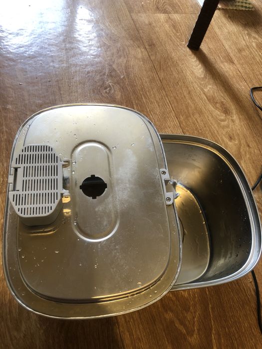 Продам фонтан(поильник) для котов и собак