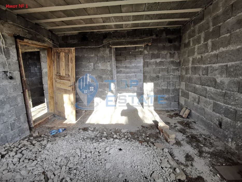 Пет къщи и два парцела в село Кавлак, област Велико Търново