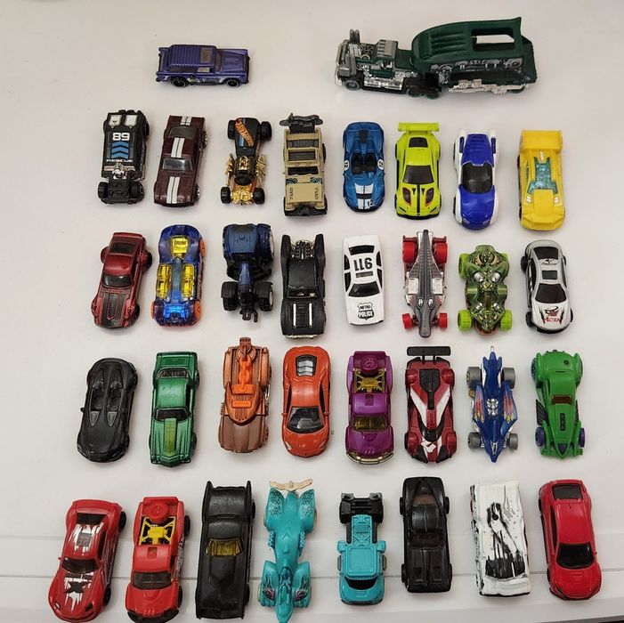 Hot Wheels - Игрален комплект МЕГА гараж +33 колички и 1 камион влекач