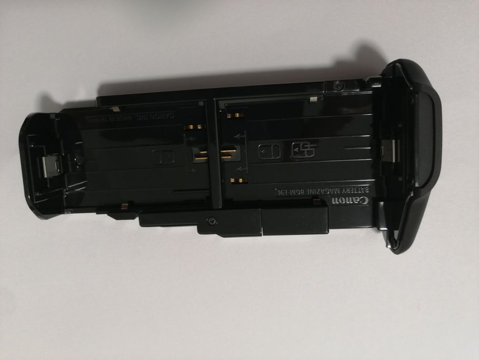 Батарейный блок Canon BG-E9