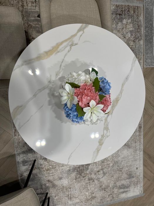 Круглый стол в цвете шампань