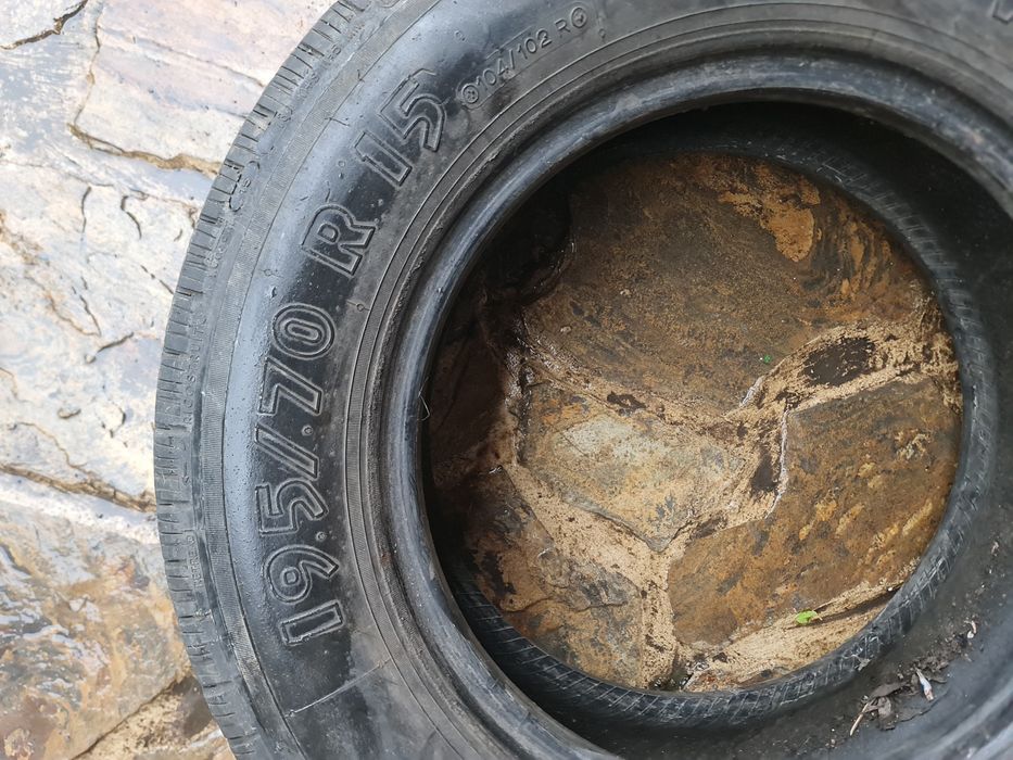 Vând 2 anvelope 195/65R 15 și 195/70 R 15 -150 lei ambele.