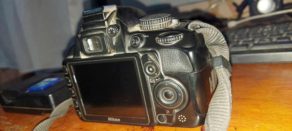 Nikon 3100 sotiladi