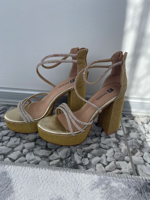 Златисти сандали със висок ток
