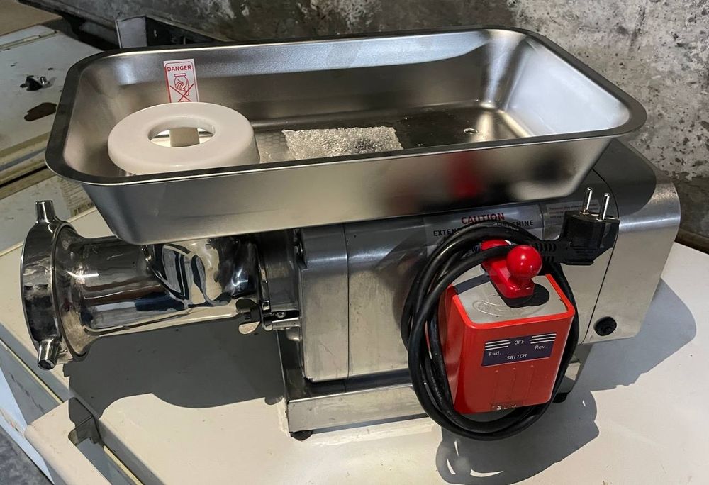 Мясорубка прадаётся