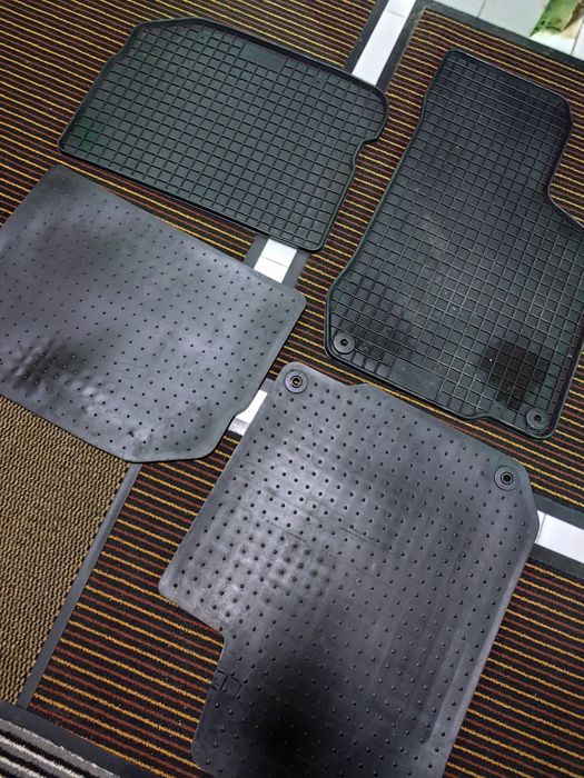 Продавам гумени стелки с кант оригинални за Голф 4