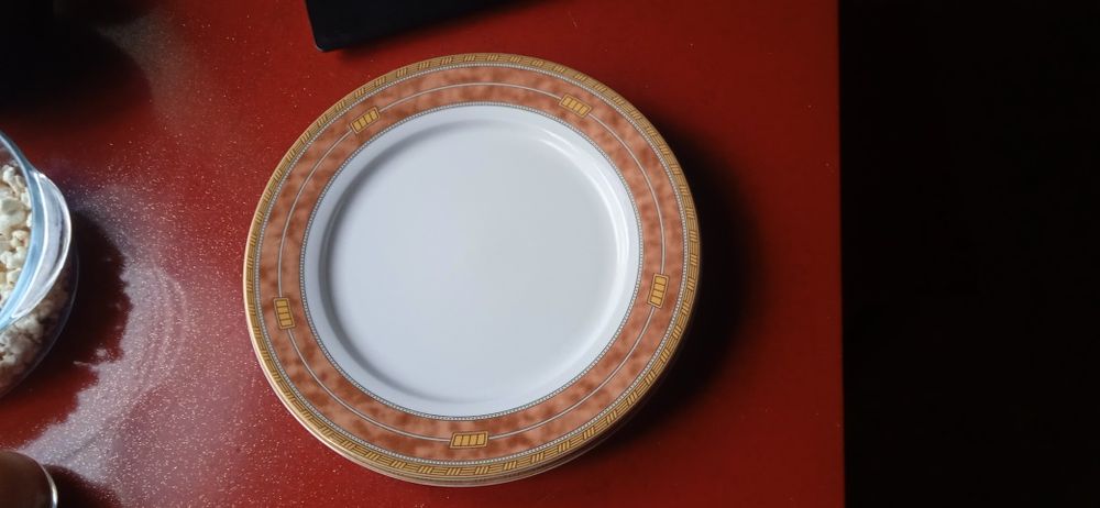 Тарелки большие разные.