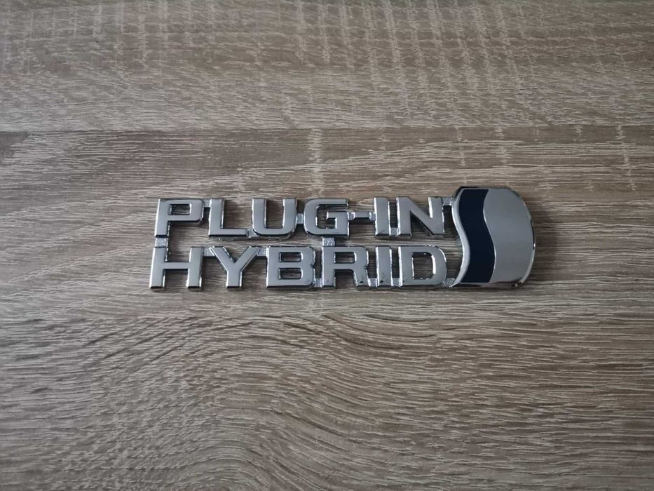сребриста емблема Toyota Plug-in Hybrid