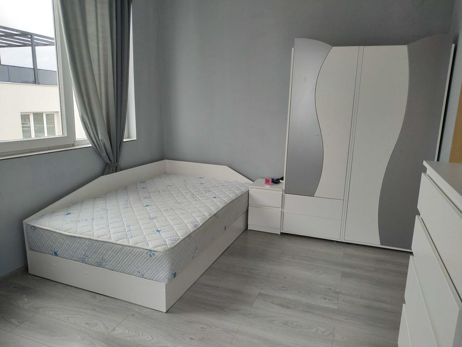 Детска стая, гардероб, легло и нощно шкафче.