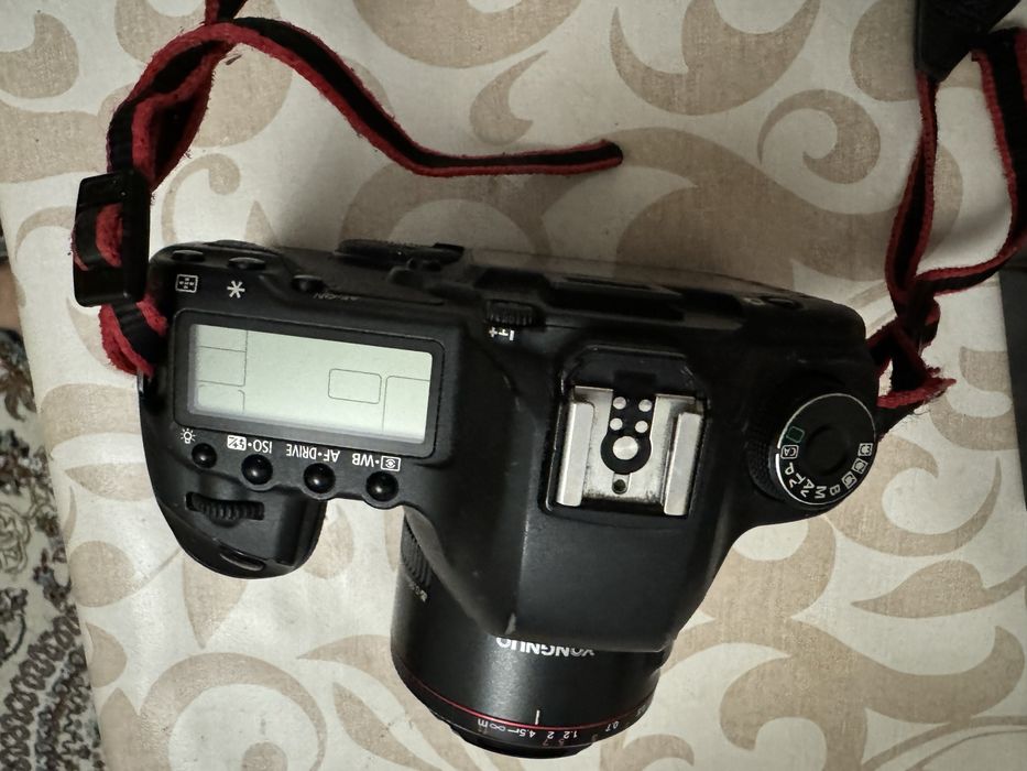 Фотоаппарат и вспышка