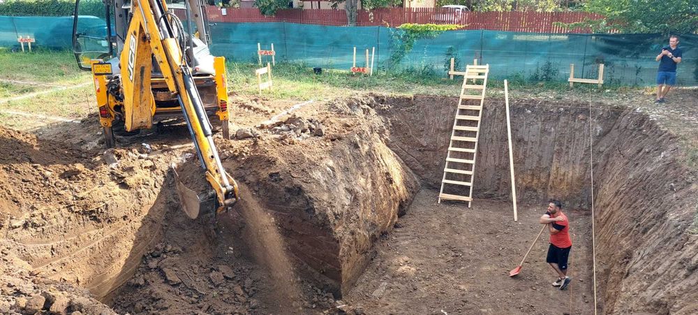 defrisari teren cu buldoexcavator