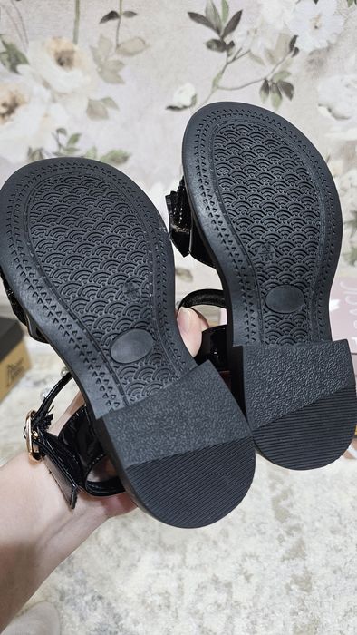 Сандалии на девочку 26 р