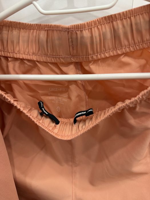 Шушлек в прасковен цвят на Nike