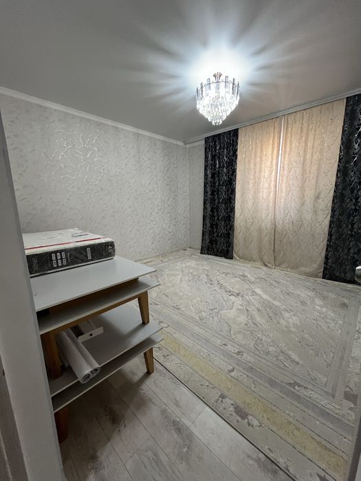 Үй сатылады! Жаңа үйдегі 3 бөлмелі кең пәтер .