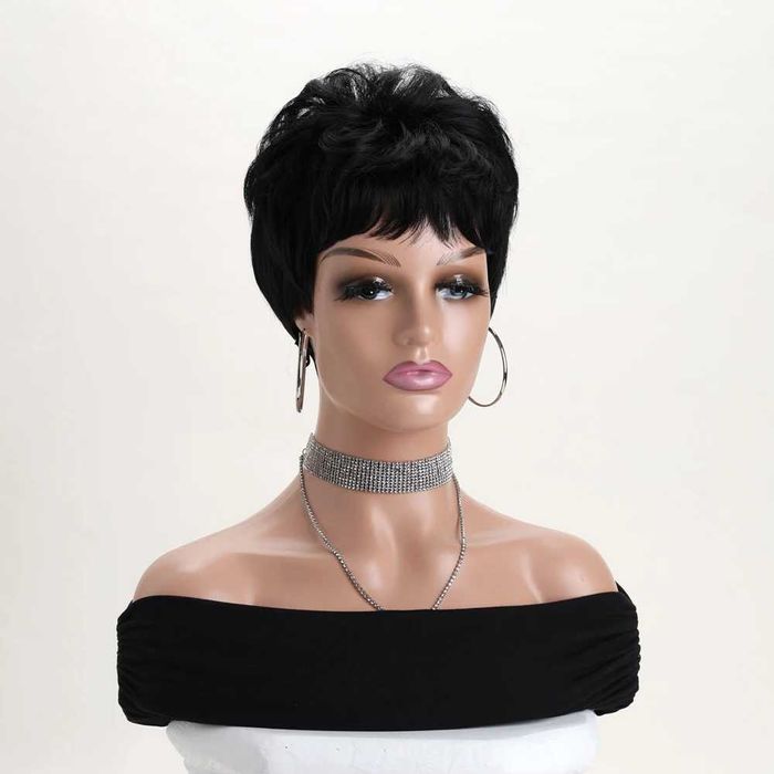 Къса черна чуплива перука