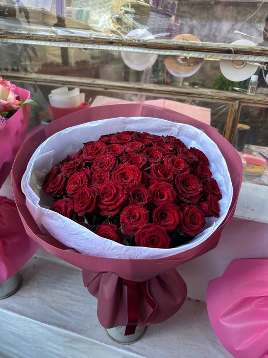 Buket gullar bargli savatli atirgul