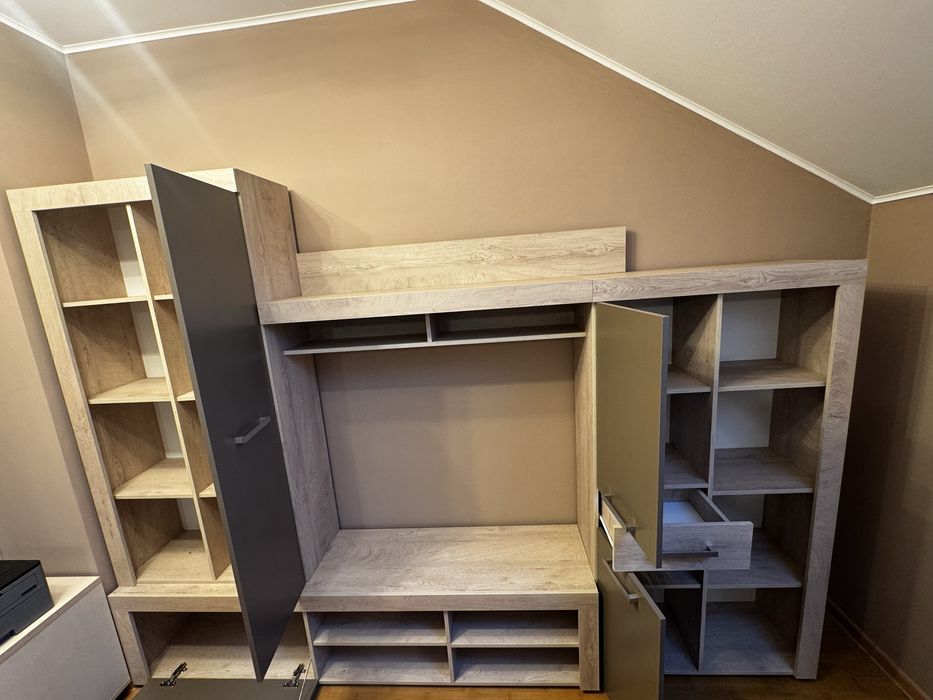Biblioteca in stare impecabila cu multe spatii pentru depozitare
