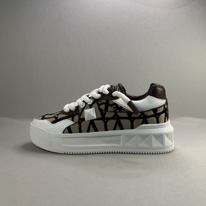 Valentino Garvani Stud XL "White Beige"! НОВИ! Дамски