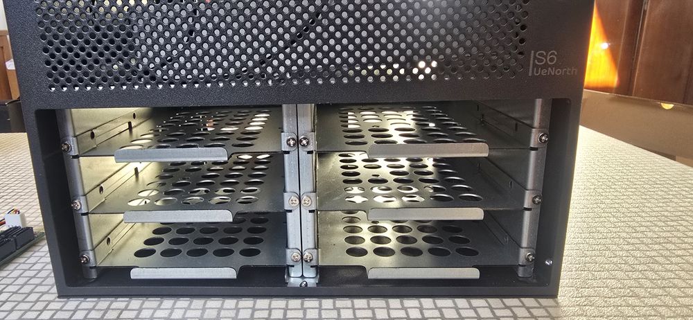 Продавам ITX дънна платка и кутия перфектни за Truenas NAS