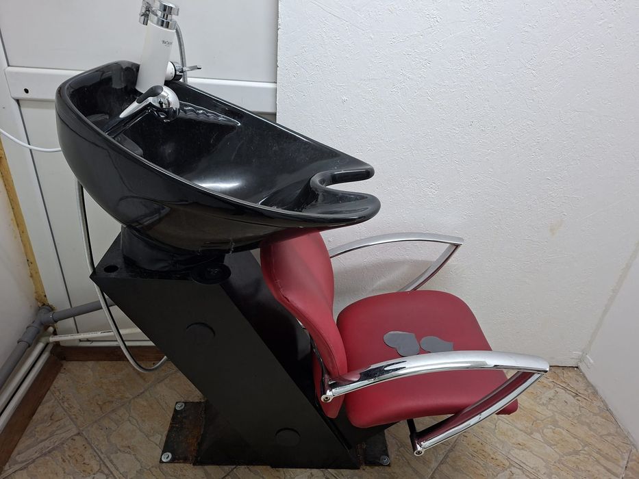 Scafă Scaune frizerie dulapuri  cu oglinzi și sertare