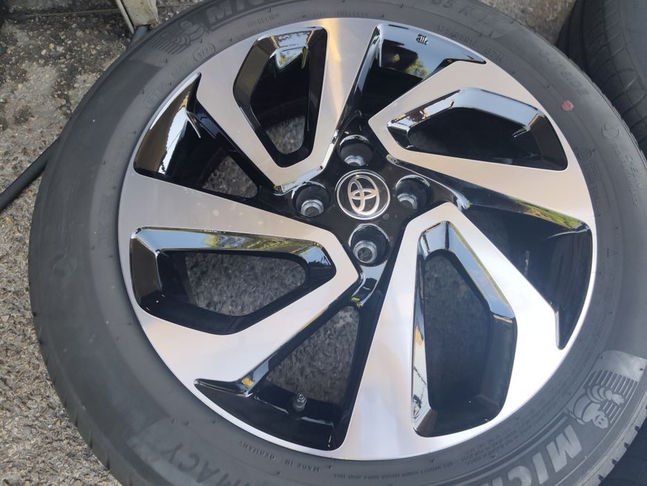 17" оригинални алуминиеви джанти за Toyota Aygo X.
