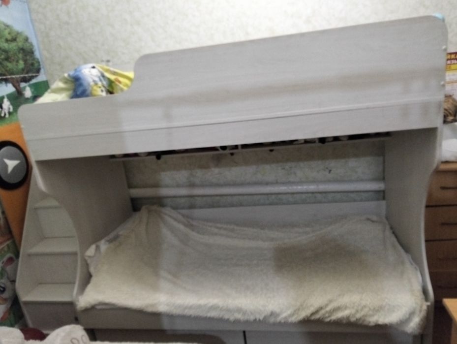 Продам детскую двухъярусную кровать.