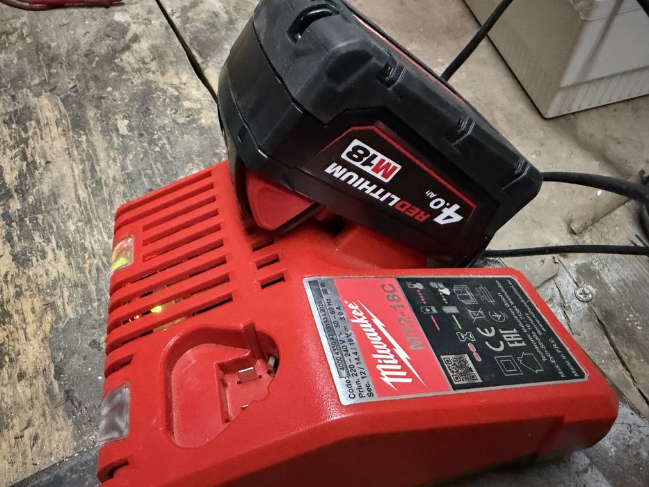 Продаётся батарея и зарядная станция от шуруповерта Milwaukee M18