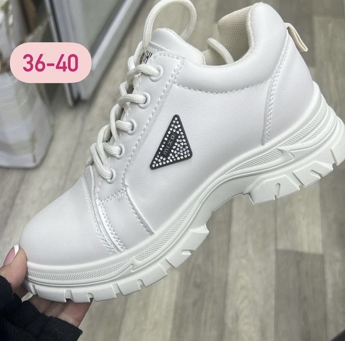 Кроссовки женские