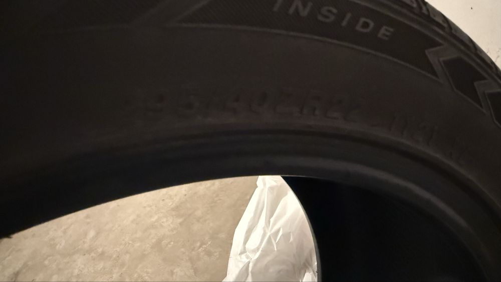 Продам шины летние 295/40/22