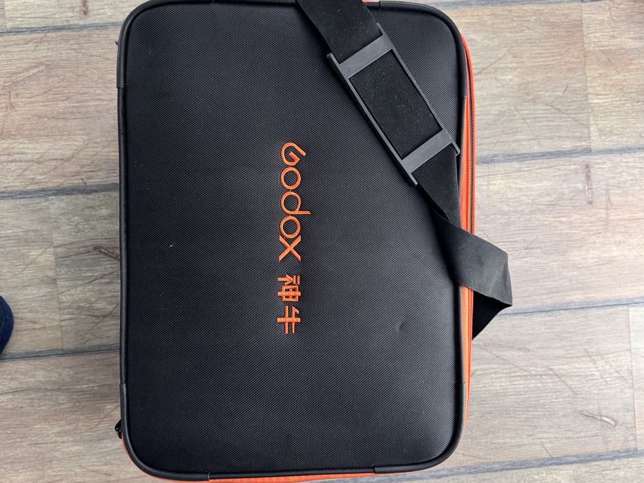 Продавам светкавица Godox