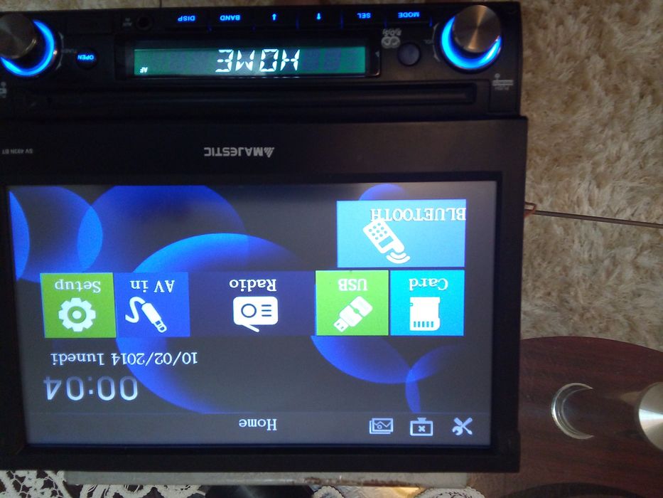 Dvd auto retractabil, cu Bluetooth, intrare stic, card
