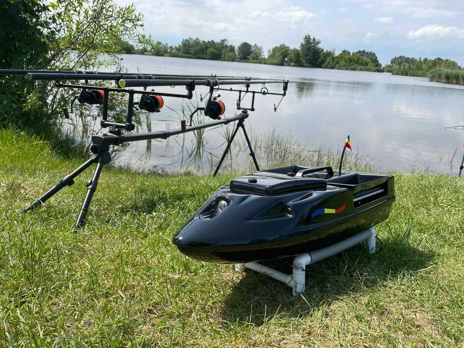 Navomodel plantat RAPTOR / Barcuta nadit pentru pescuit cu doua cuve