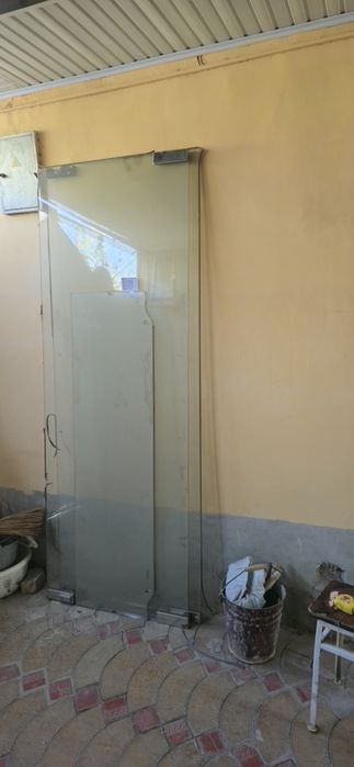 Стикляные двери две  штуки с магазина размером  80. 222  Каму подойдёт