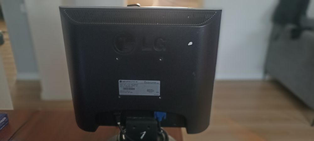 Монитор LG flarton L1717S