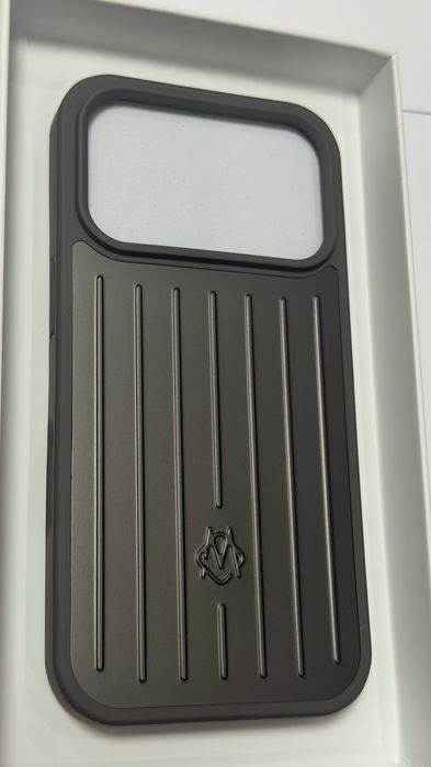 RIMOWA Aluminium Case за iPhone 17 Pro / Pro Max - Нов